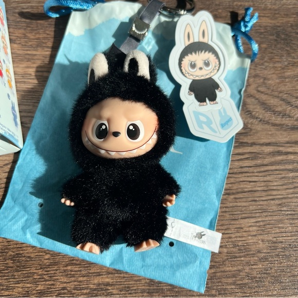 Letter R - THE MONSTERS Pin for Love Series-Vinyl Plush Pendant Blind Box (N-Z) - Picture 2 of 9